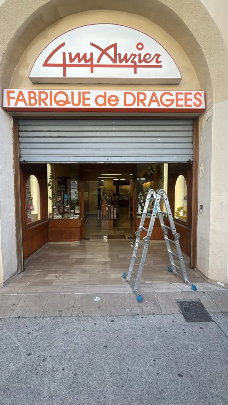 Installation et pose de rideau métallique à Marseille 3