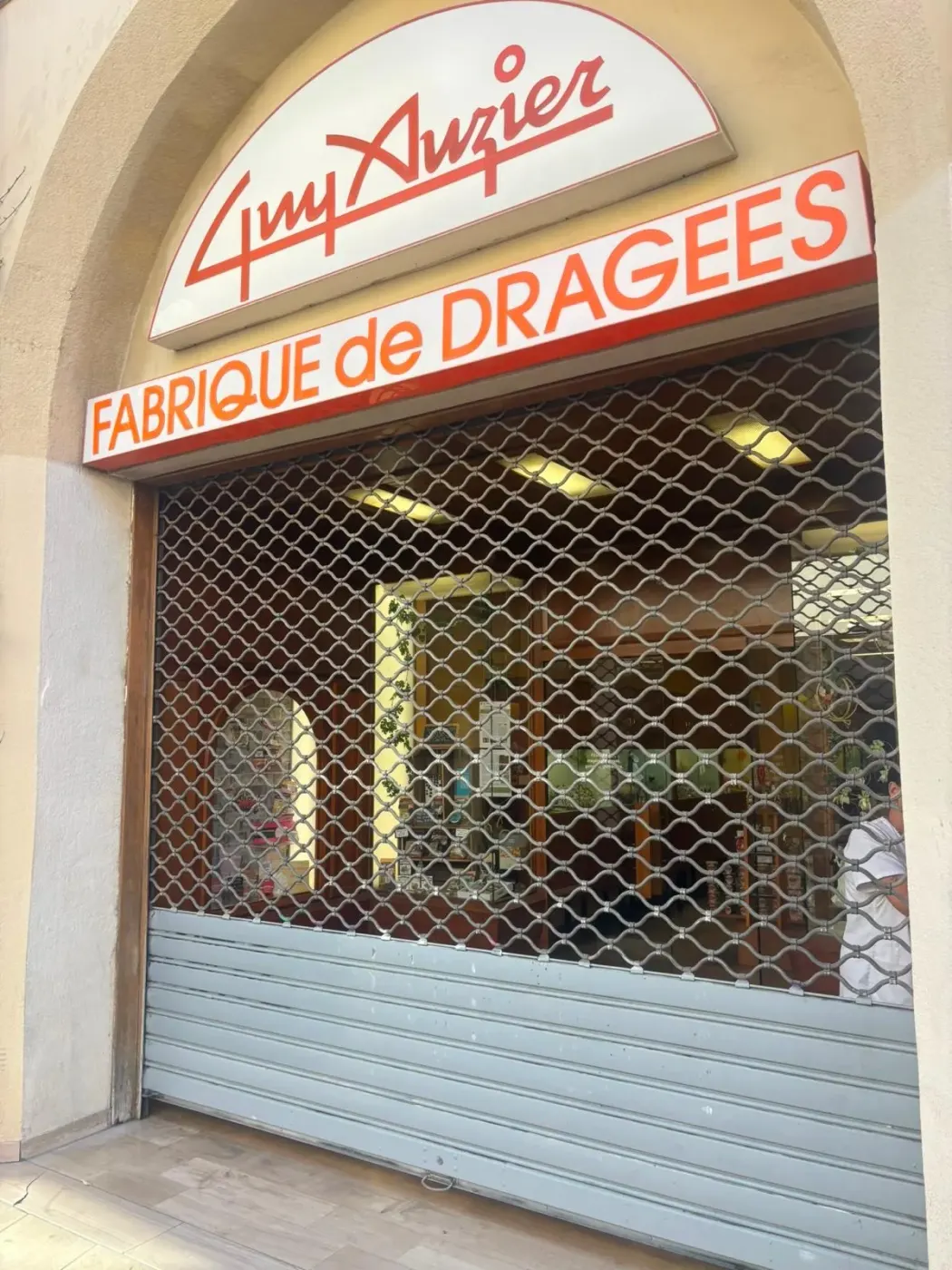 Installation et pose de rideau métallique à Marseille 3